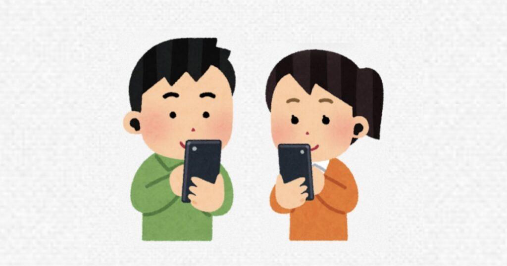 音楽機器を使って音楽を聴き楽しむ人たち。